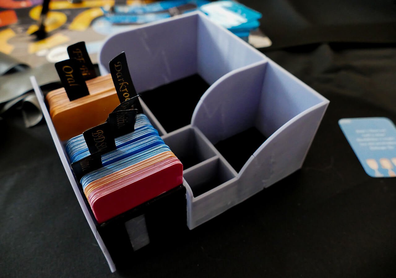 – Fanpost und eine Spielbox aus dem 3D-Drucker Das Innenleben der Spielbox für Erwachsene.