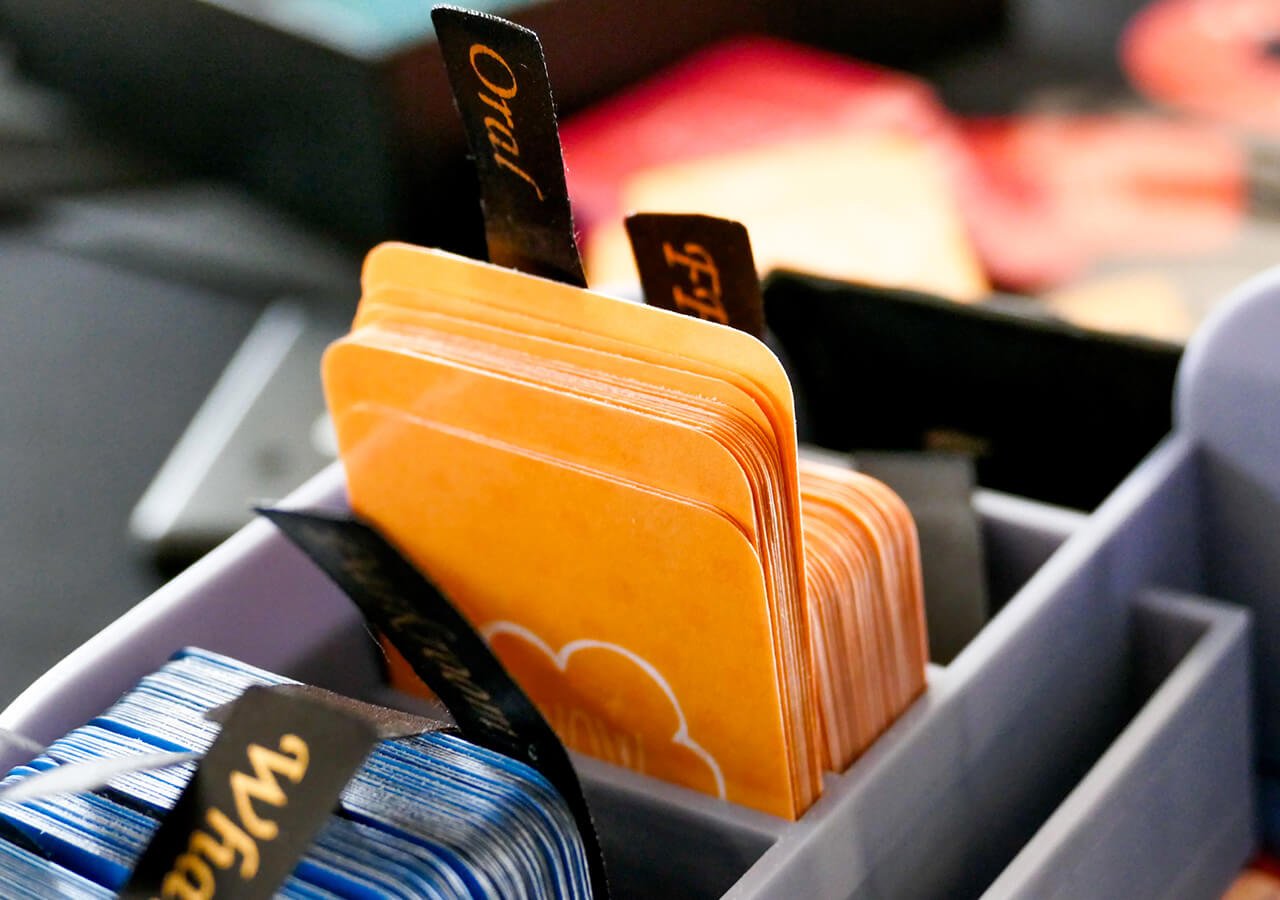 – Fanpost und eine Spielbox aus dem 3D-Drucker Extra Fächer für alle Stellungs-Spielkarten.